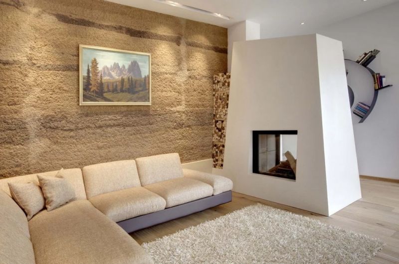 Декоративная штукатурка на стене холла